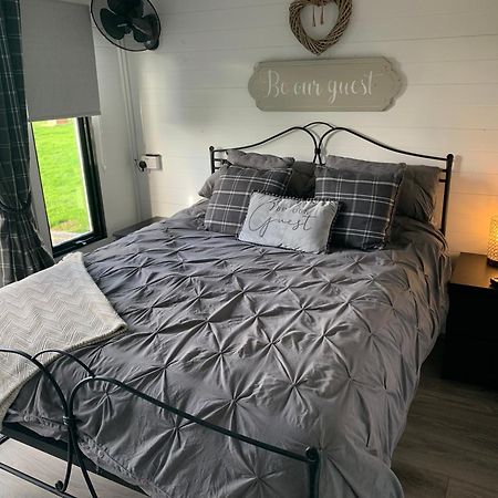 Dolafon Farm Luxury Glamping Cabin With Hot Tub سانت أساف المظهر الخارجي الصورة