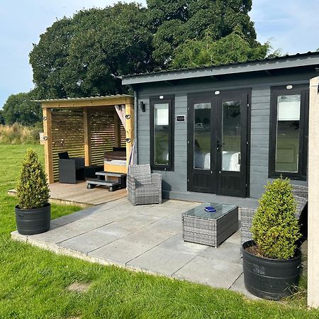 Dolafon Farm Luxury Glamping Cabin With Hot Tub سانت أساف المظهر الخارجي الصورة