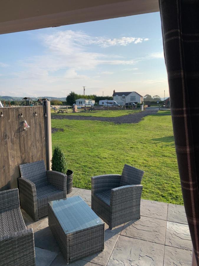 Dolafon Farm Luxury Glamping Cabin With Hot Tub سانت أساف المظهر الخارجي الصورة