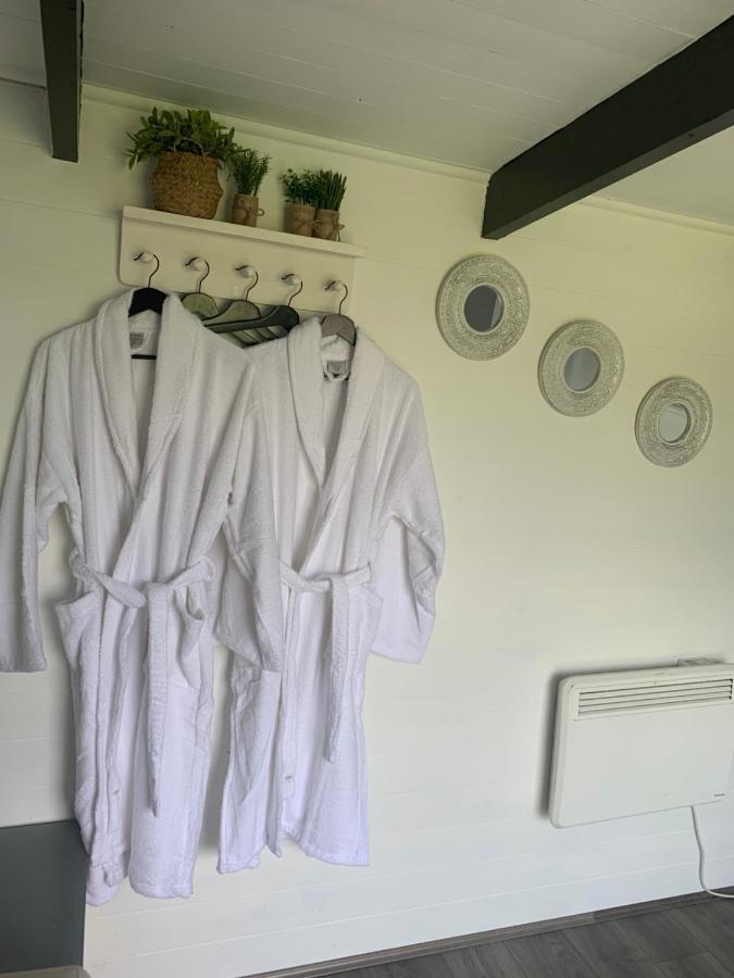 Dolafon Farm Luxury Glamping Cabin With Hot Tub سانت أساف المظهر الخارجي الصورة