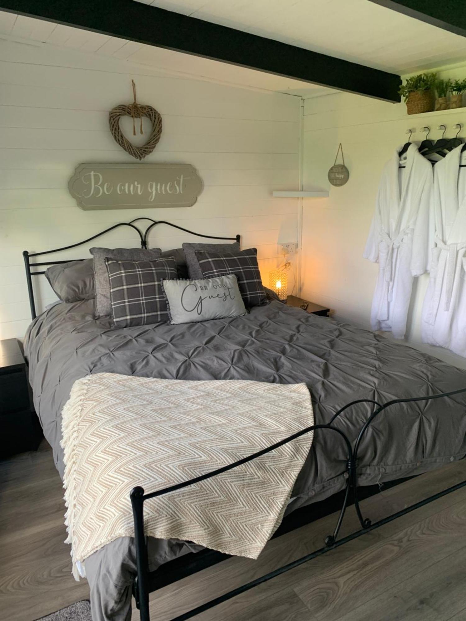 Dolafon Farm Luxury Glamping Cabin With Hot Tub سانت أساف المظهر الخارجي الصورة