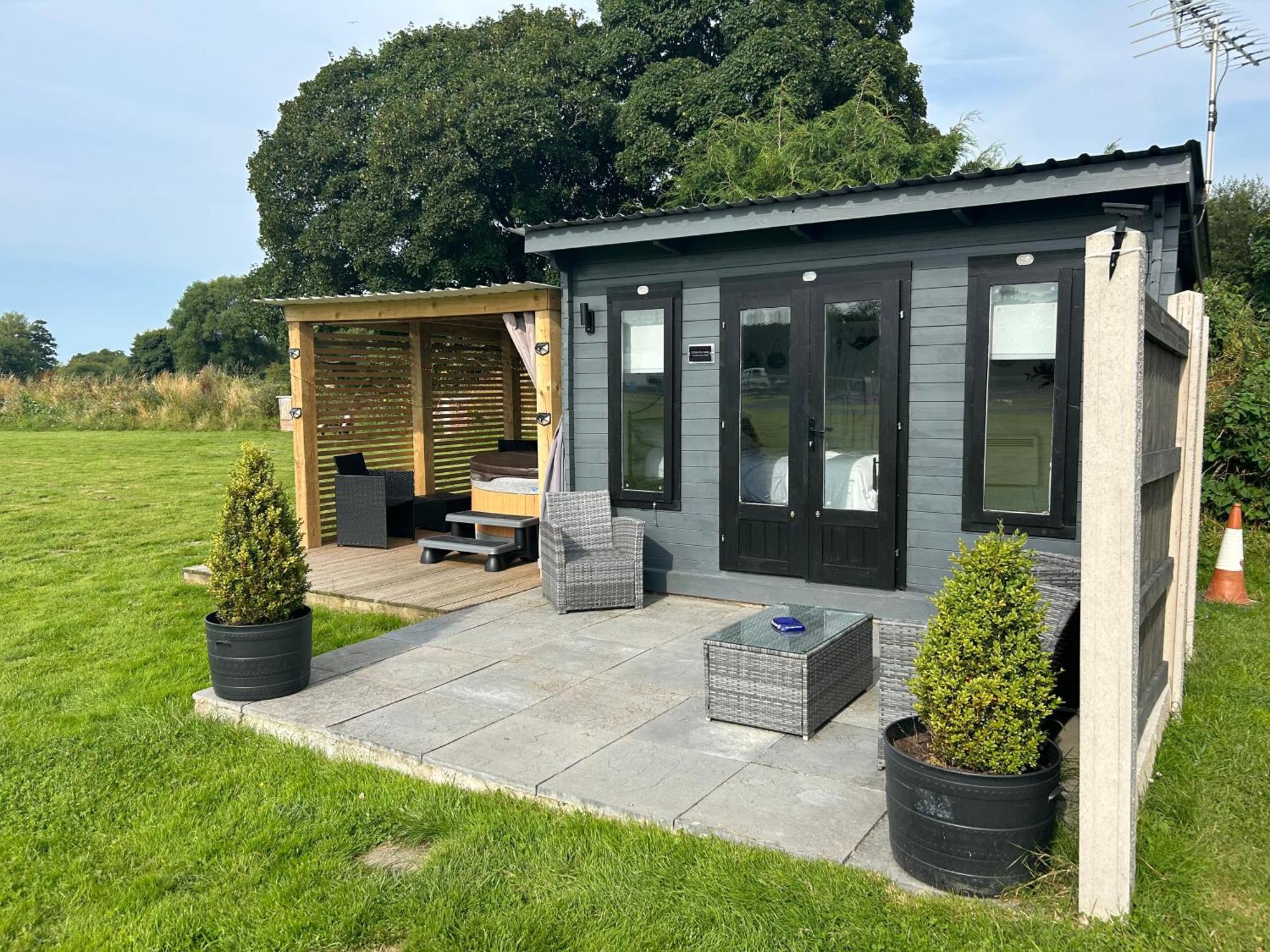 Dolafon Farm Luxury Glamping Cabin With Hot Tub سانت أساف المظهر الخارجي الصورة
